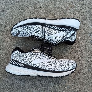 Brooks Adrenaline GTS 20 Womens Size 7 B Running Shoes Black White
